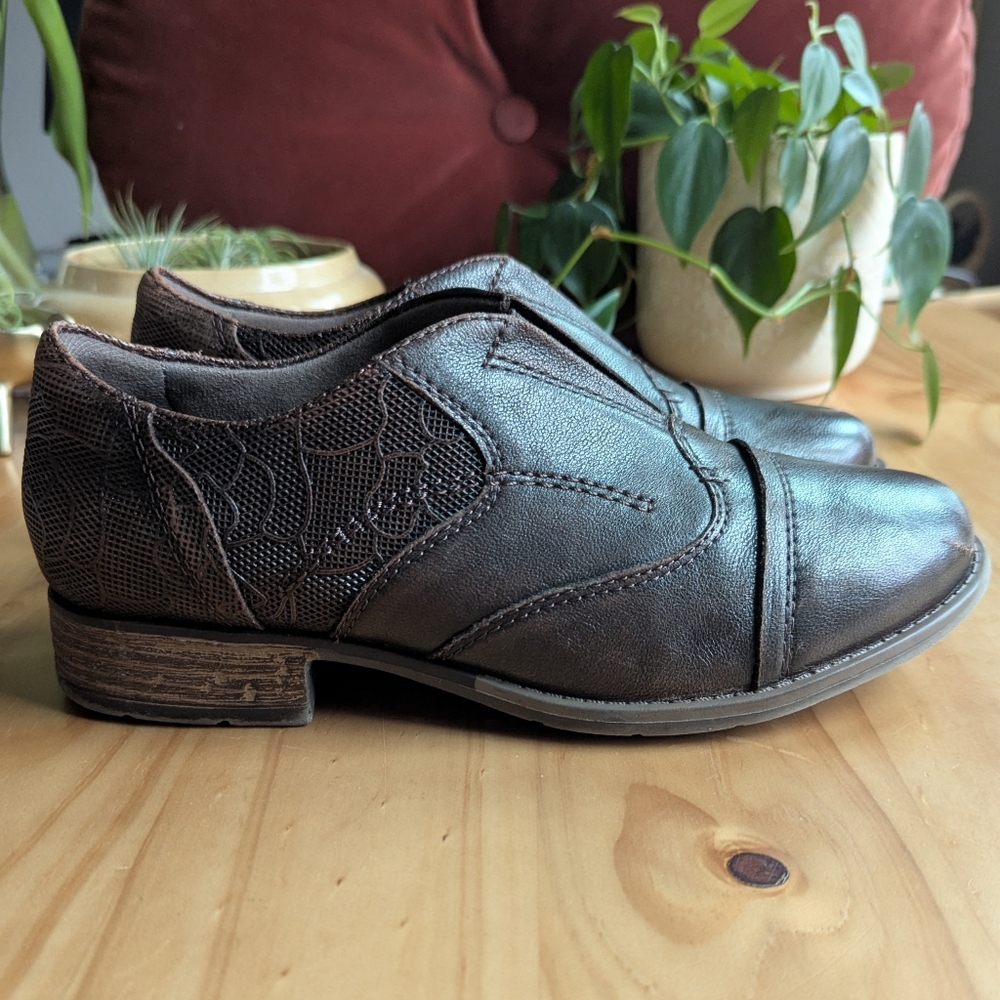 Earth Avani Banyan Brown Leather Slip On Oxfords - Size 7.5 Wide